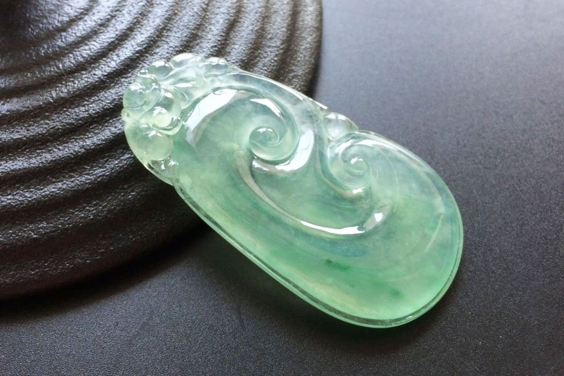 Ngọc phỉ thúy trở thành một phần trong đời sống hiện đại.