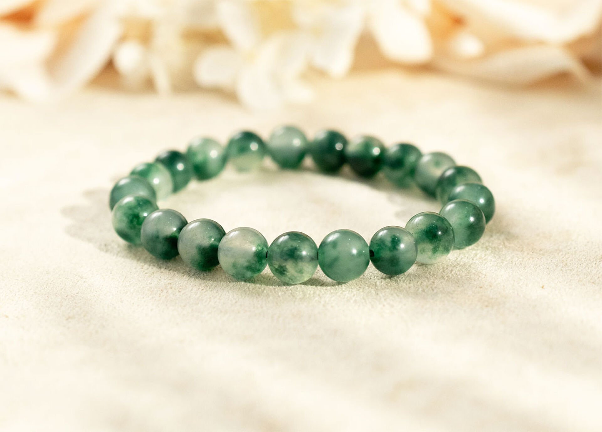 Vòng tay ngọc phỉ thúy mang giá trị phong thủy sâu sắc.